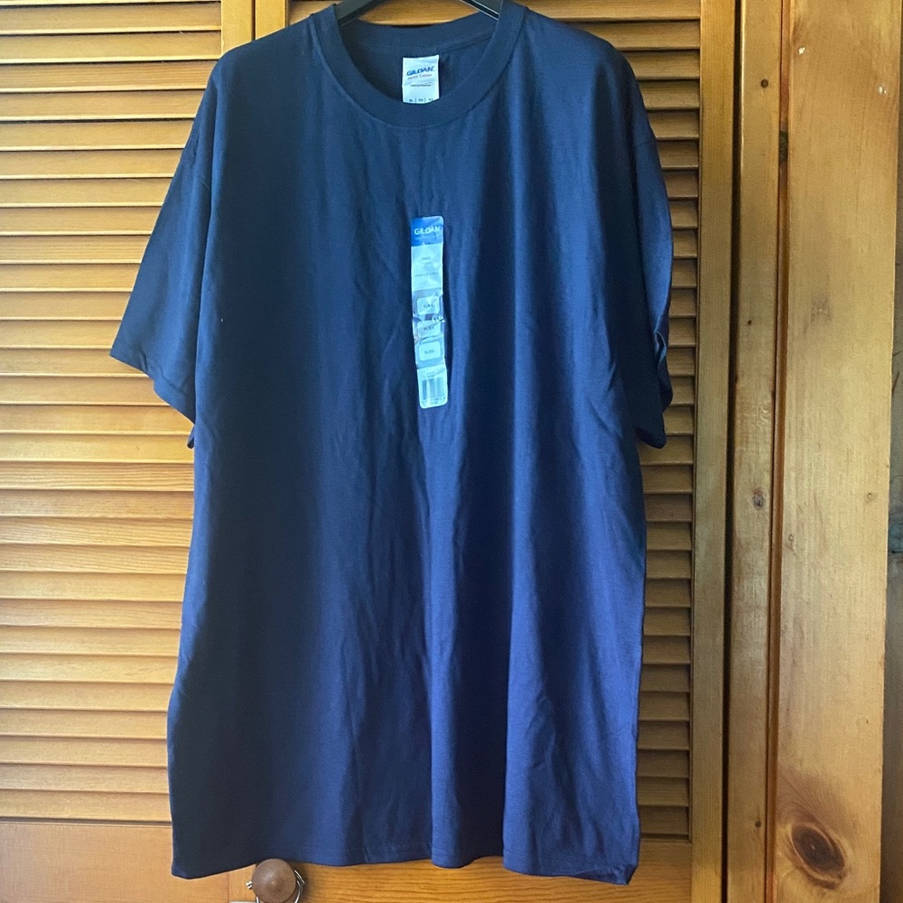 Gildan Men's Navy Short Sleeve Tee length 31.5” pit to pit 24”